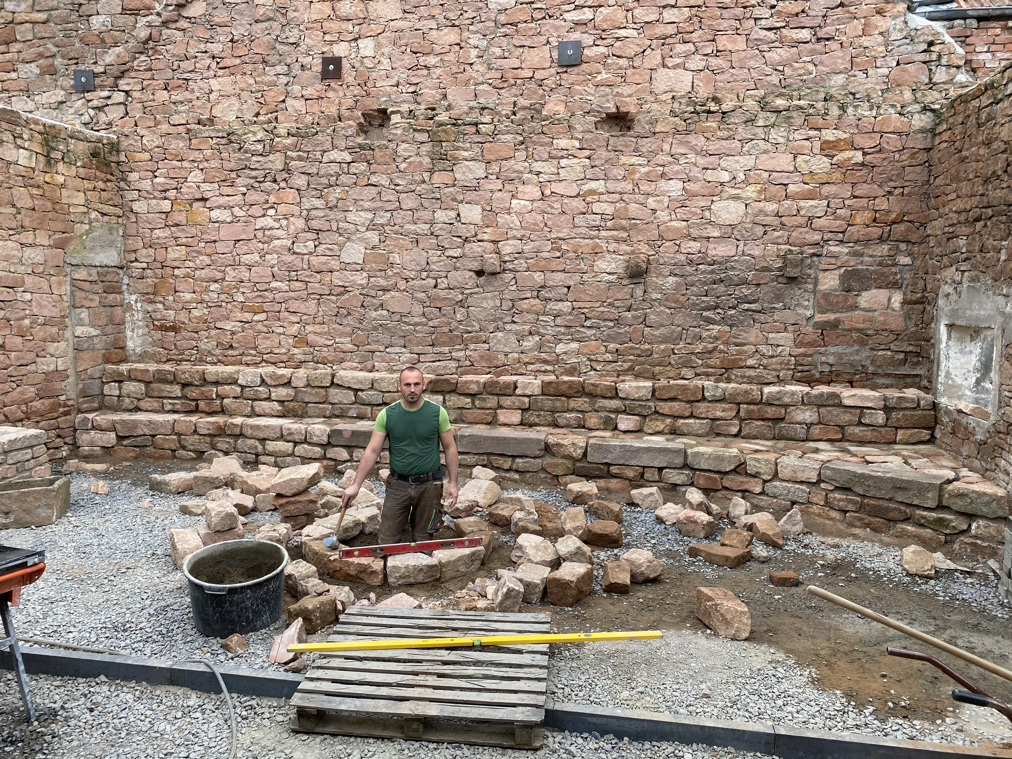 Arbeit mit Stein, Fliesen, Zaun, Natur