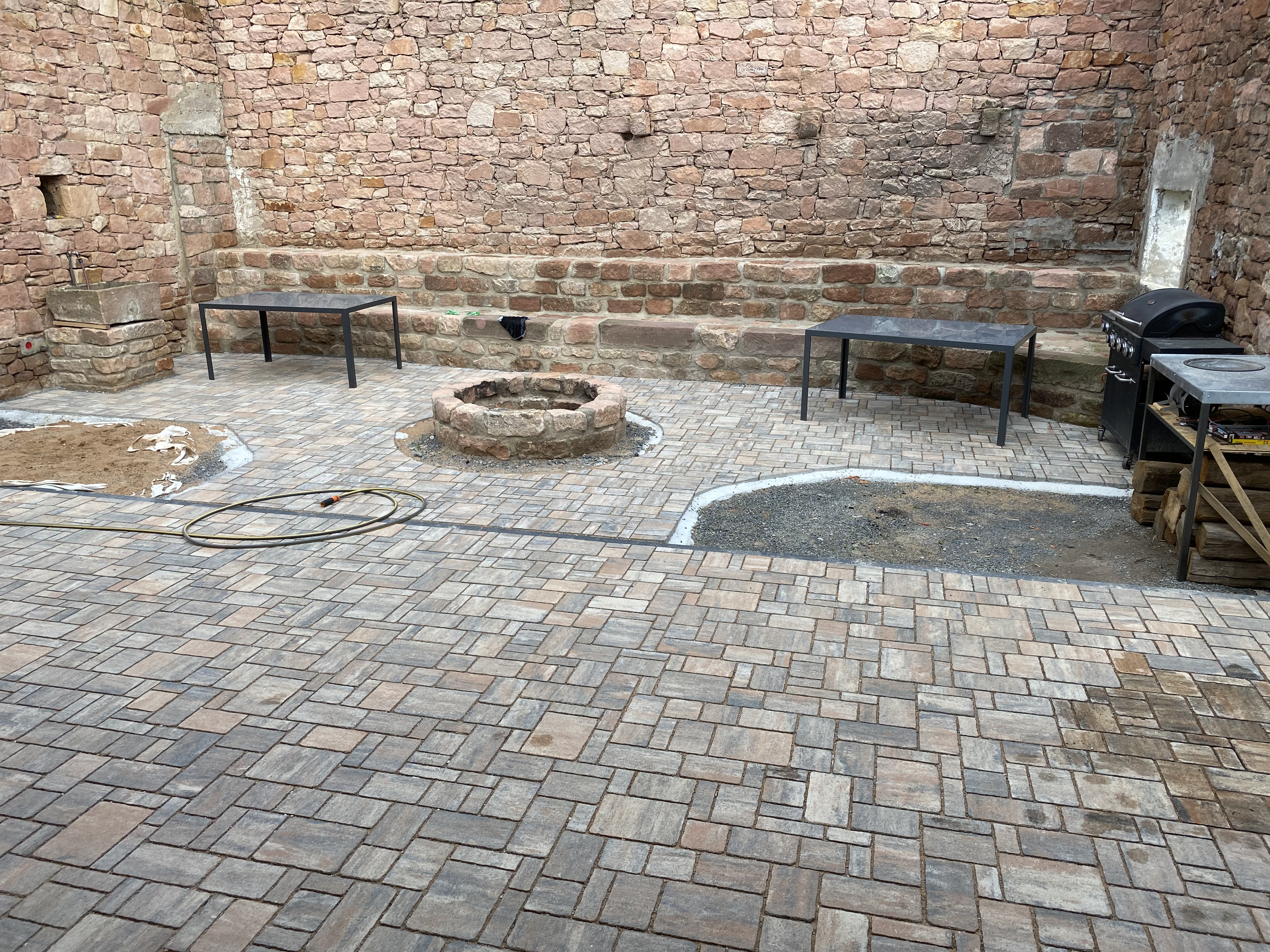 Arbeit mit Stein, Fliesen, Zaun, Natur