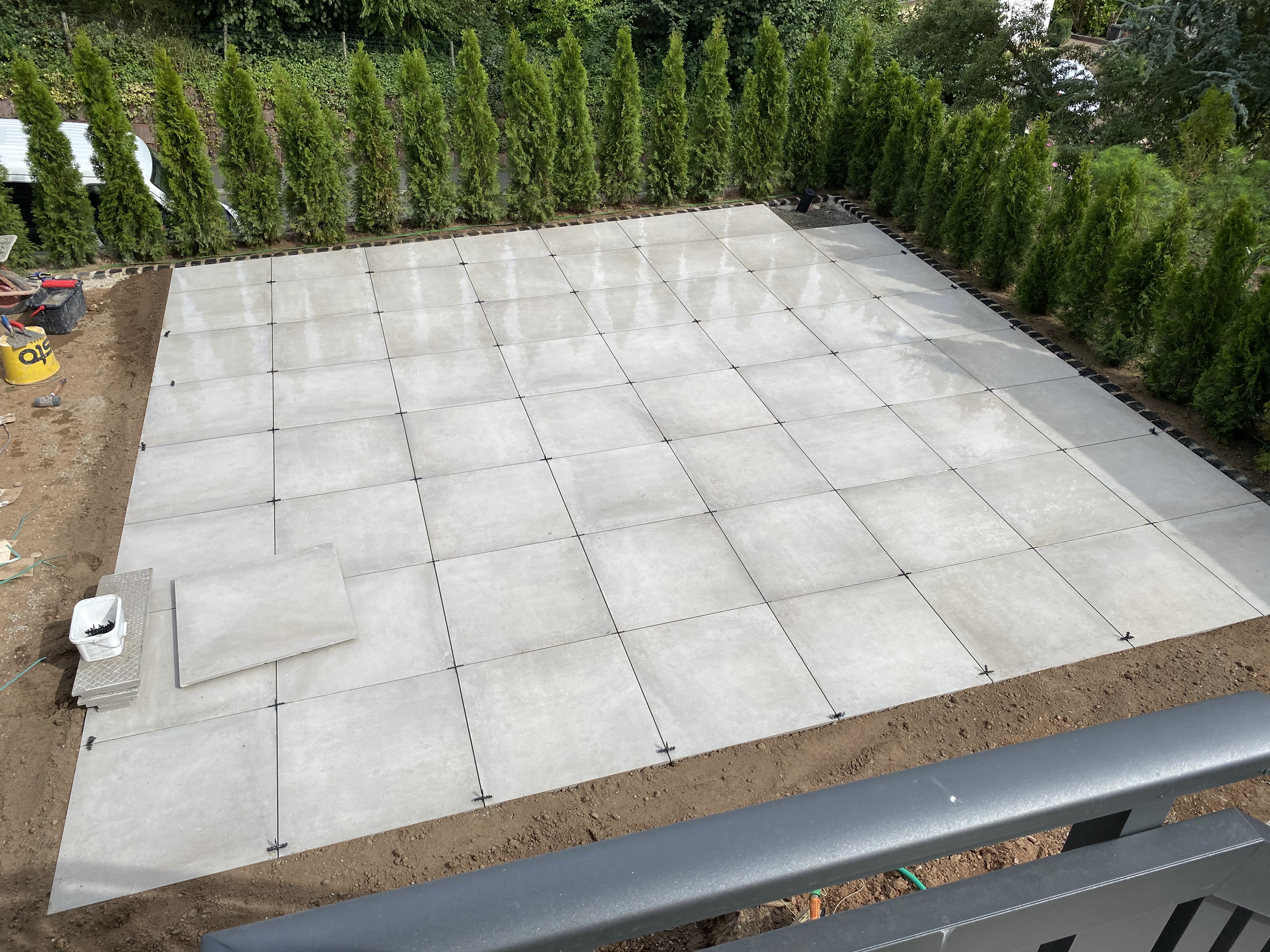 Arbeit mit Stein, Fliesen, Zaun, Natur