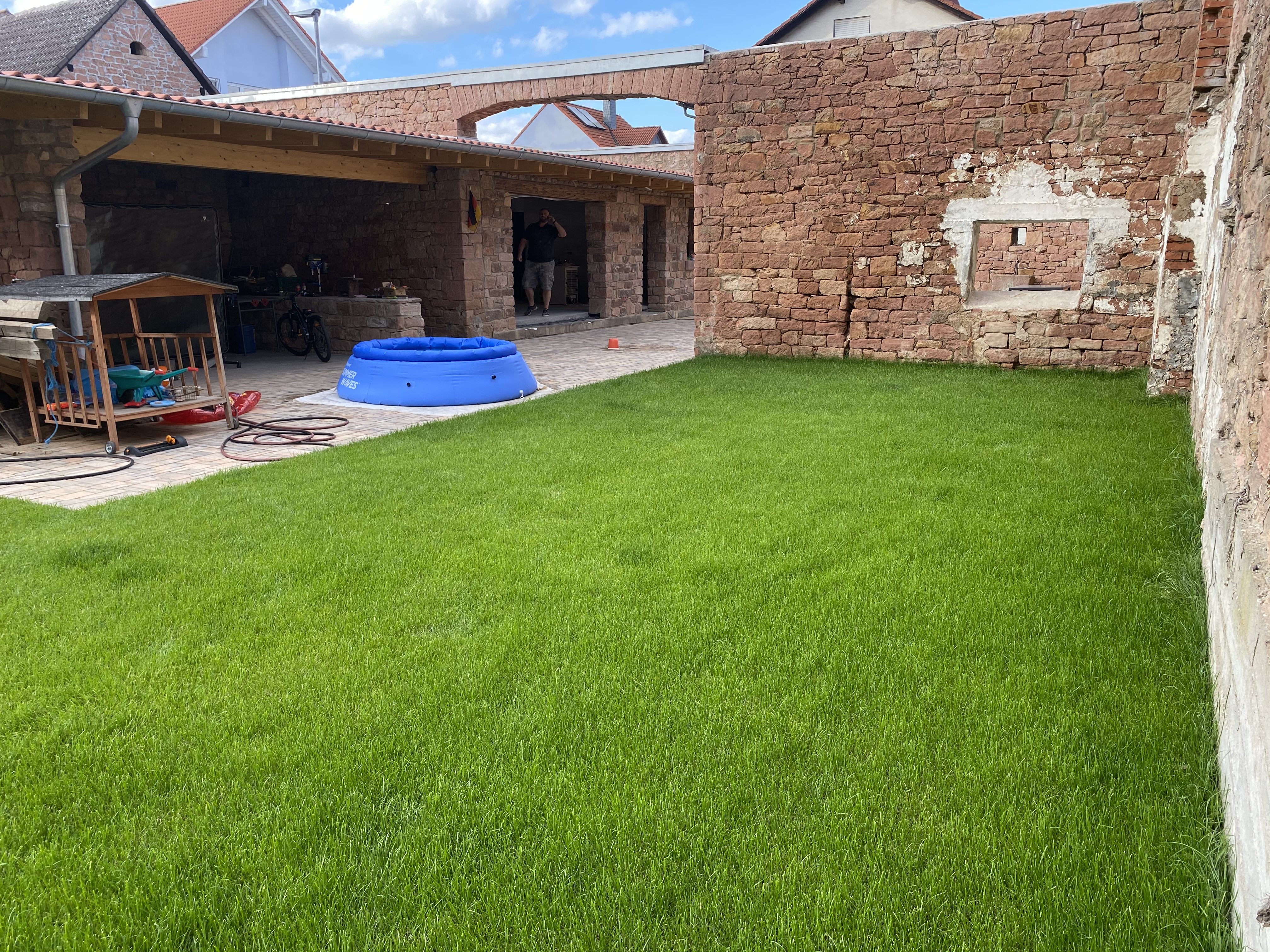 Arbeit mit Stein, Fliesen, Zaun, Natur