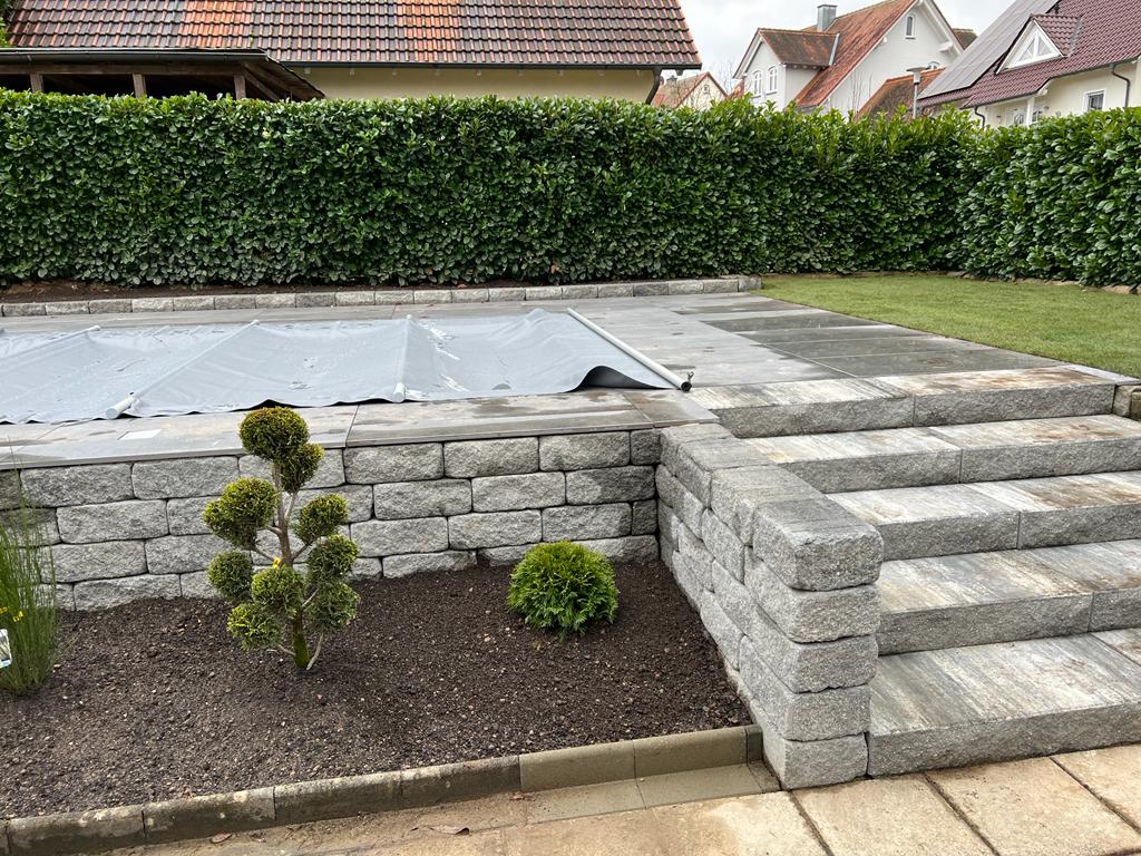 Arbeit mit Stein, Fliesen, Zaun, Natur